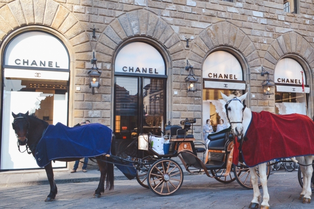 シャネルクリスマスコフレ2025の買い方！売り切れ回避のコツと再販情報を解説