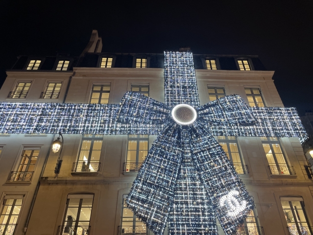 シャネルクリスマスコフレ2025の買い方！売り切れ回避のコツと再販情報を解説